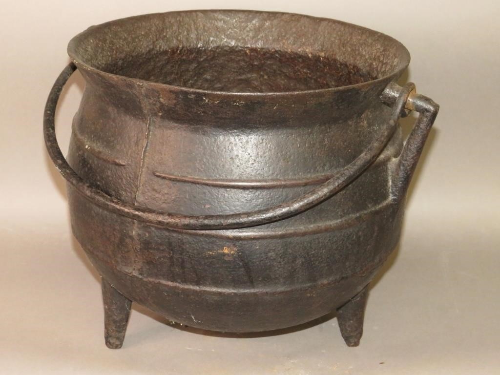 CAST IRON POTca. 1765; pot with