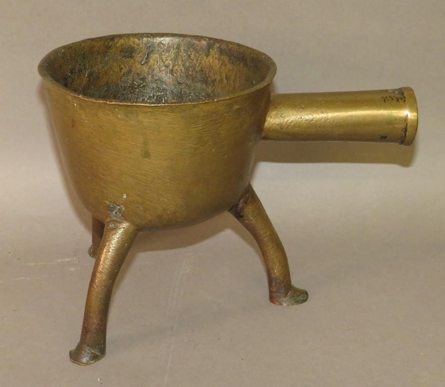 BRONZE SKILLETca. 1650-1700; curved