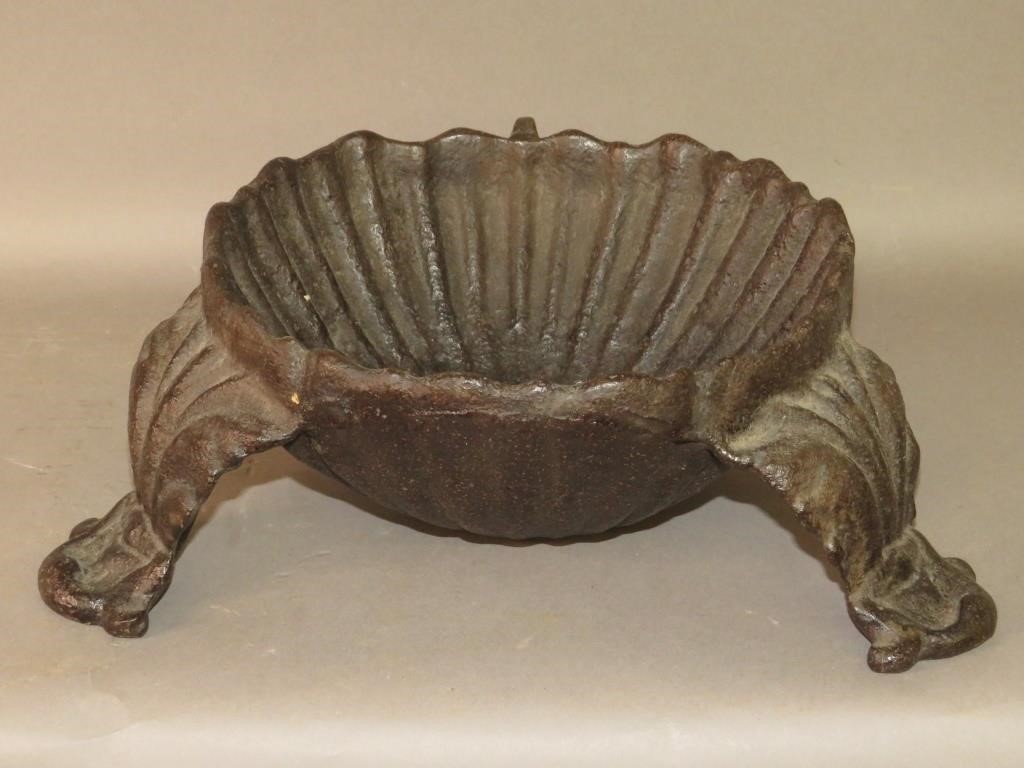 CAST IRON SPITTOONca. 1860; shell