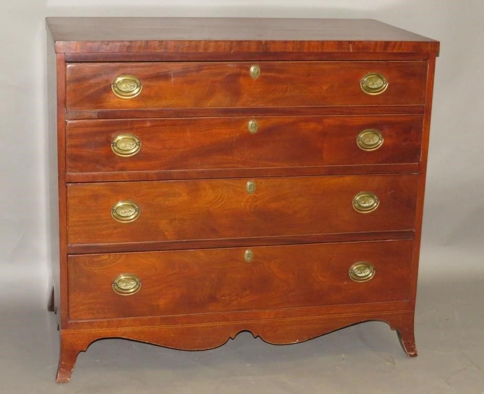 CHEST OF DRAWERSca. 1810; walnut top