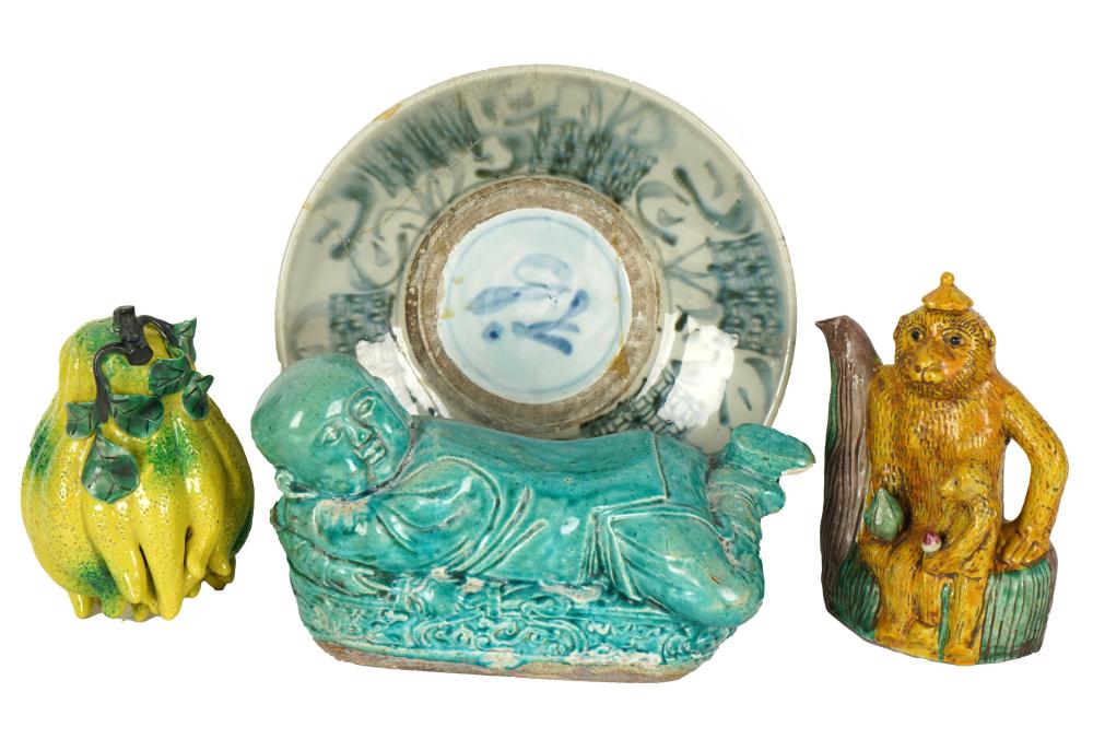GROUP OF CHINESE PORCELAINcomprising 3009a4
