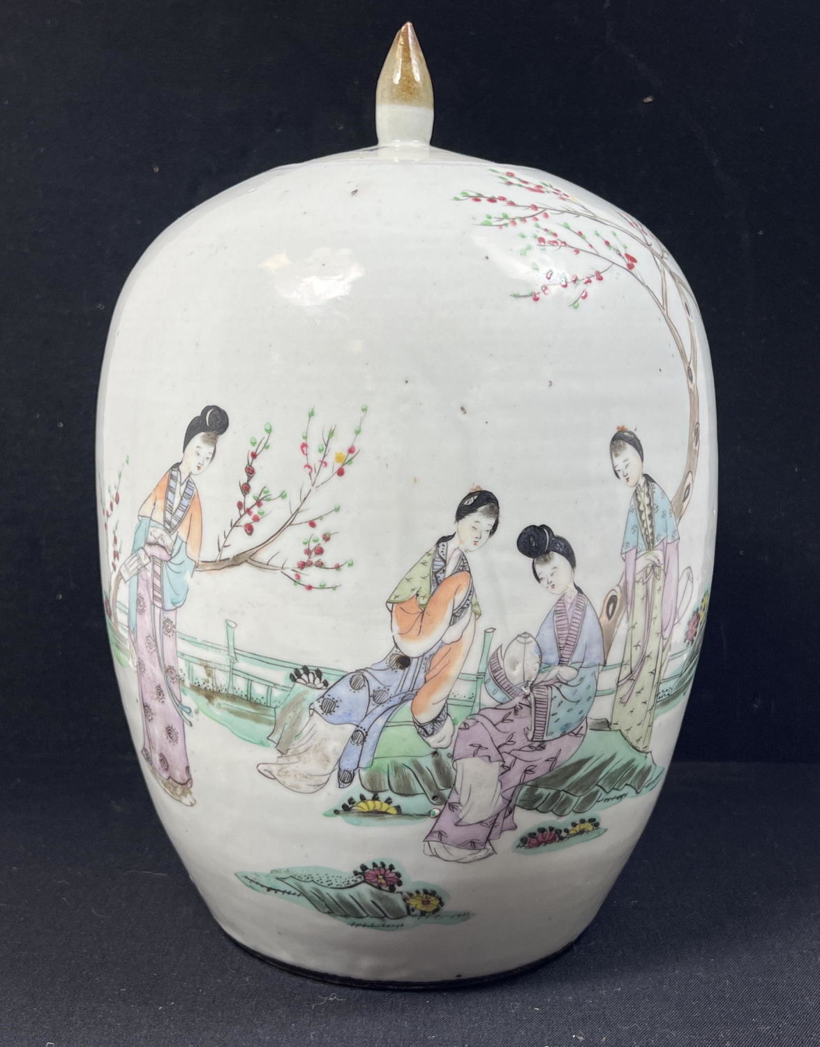 Chinese Porcelain Lidded Jar Vase. Figural