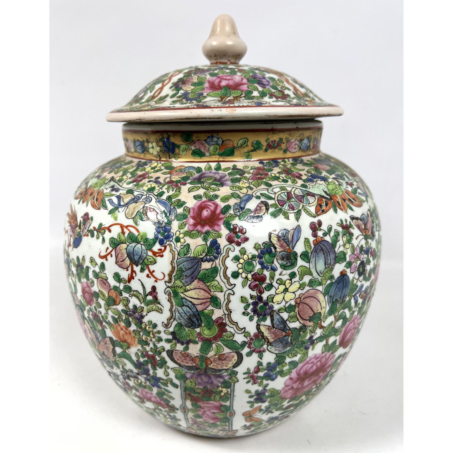 Rose Medallion lidded urn. Chinese