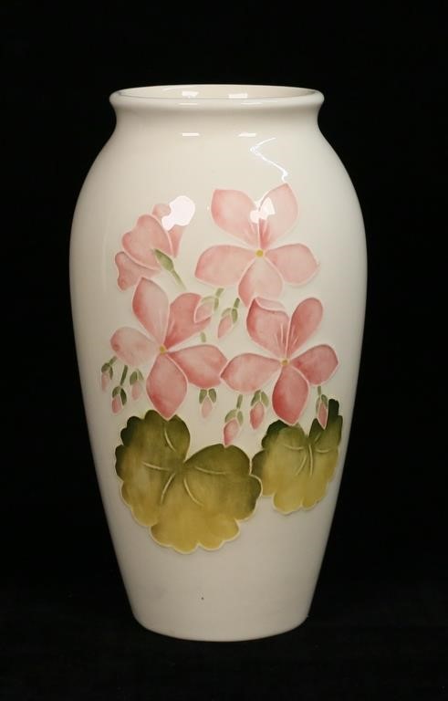 MOORCROFT GERANIUM POTTERY VASEMoorcroft 2feda9