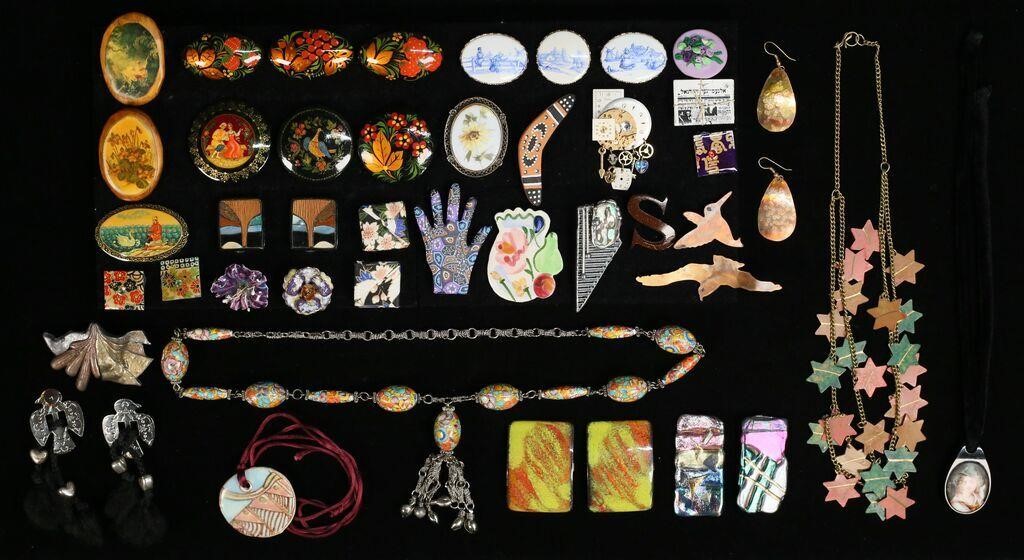 COLLECTION OF COSTUME JEWELRYLot includes