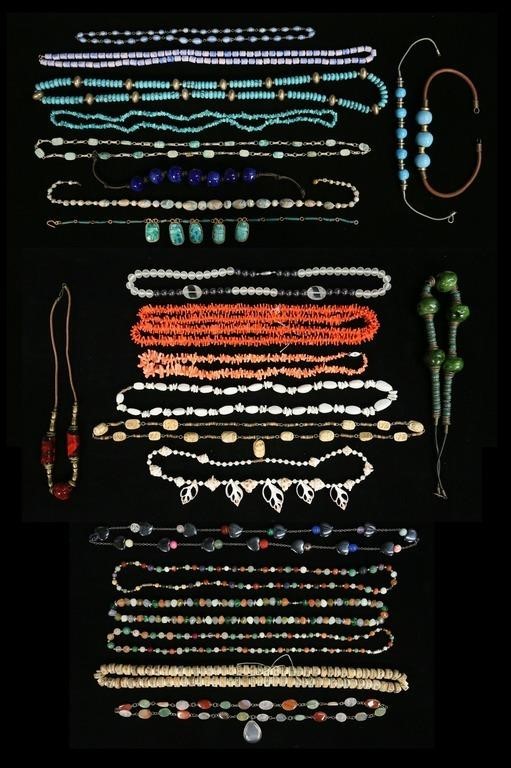 GROUPING OF BEADED NECKLACESLot 2feeec