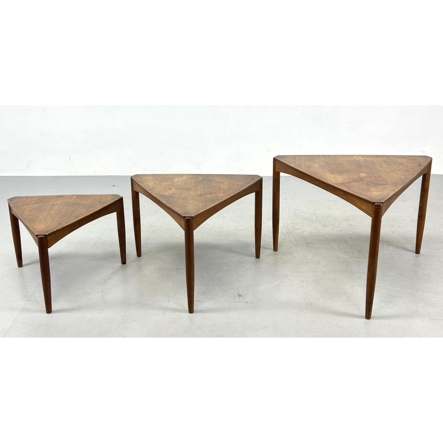 Set 3 Triangle Nesting Tables  2ff060