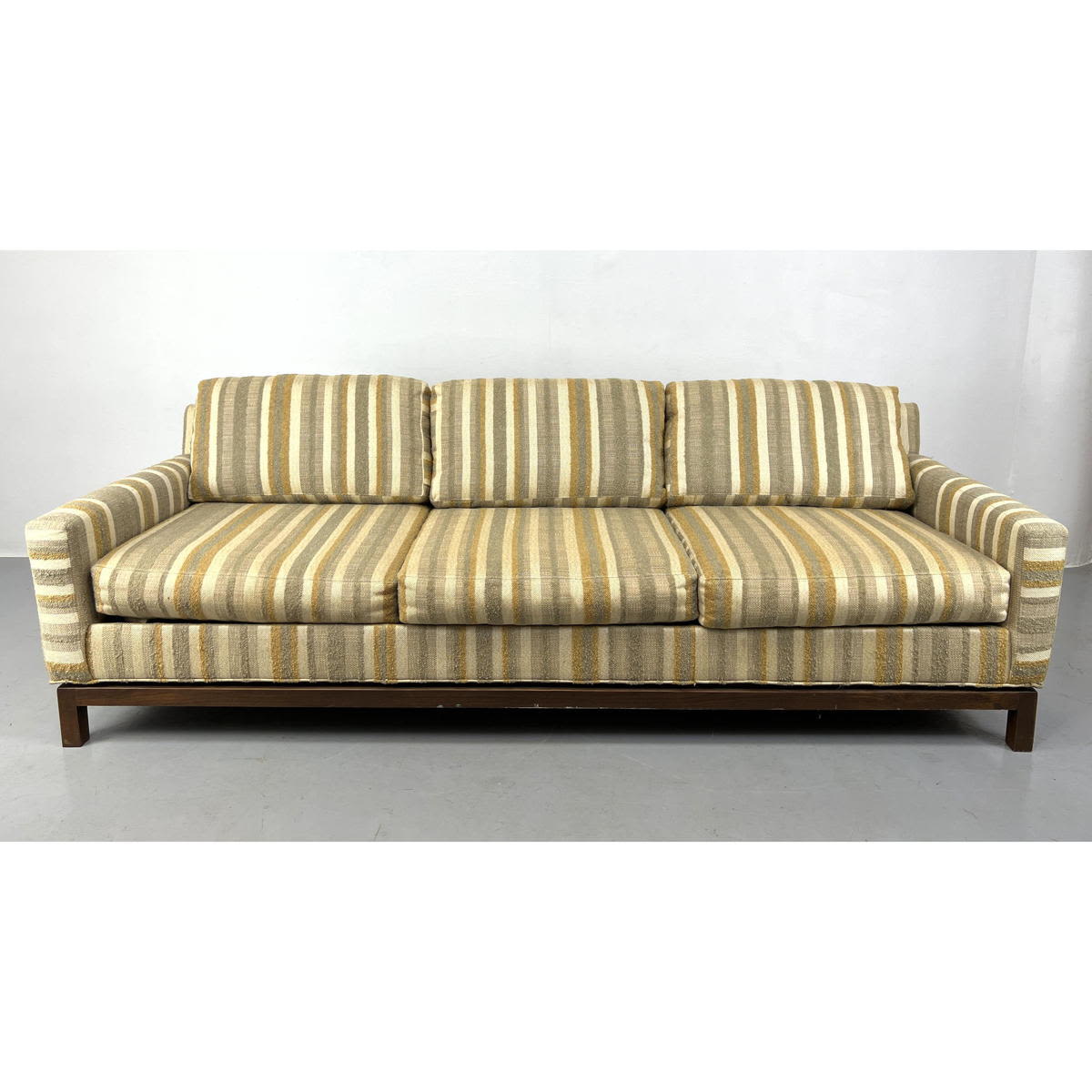 Selig Mid Century Modern Sofa Couch  2ff14b