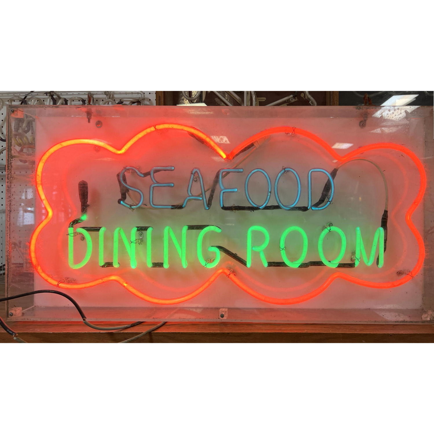 Neon sign SEAFOOD DINING ROOM in 2ff3a5