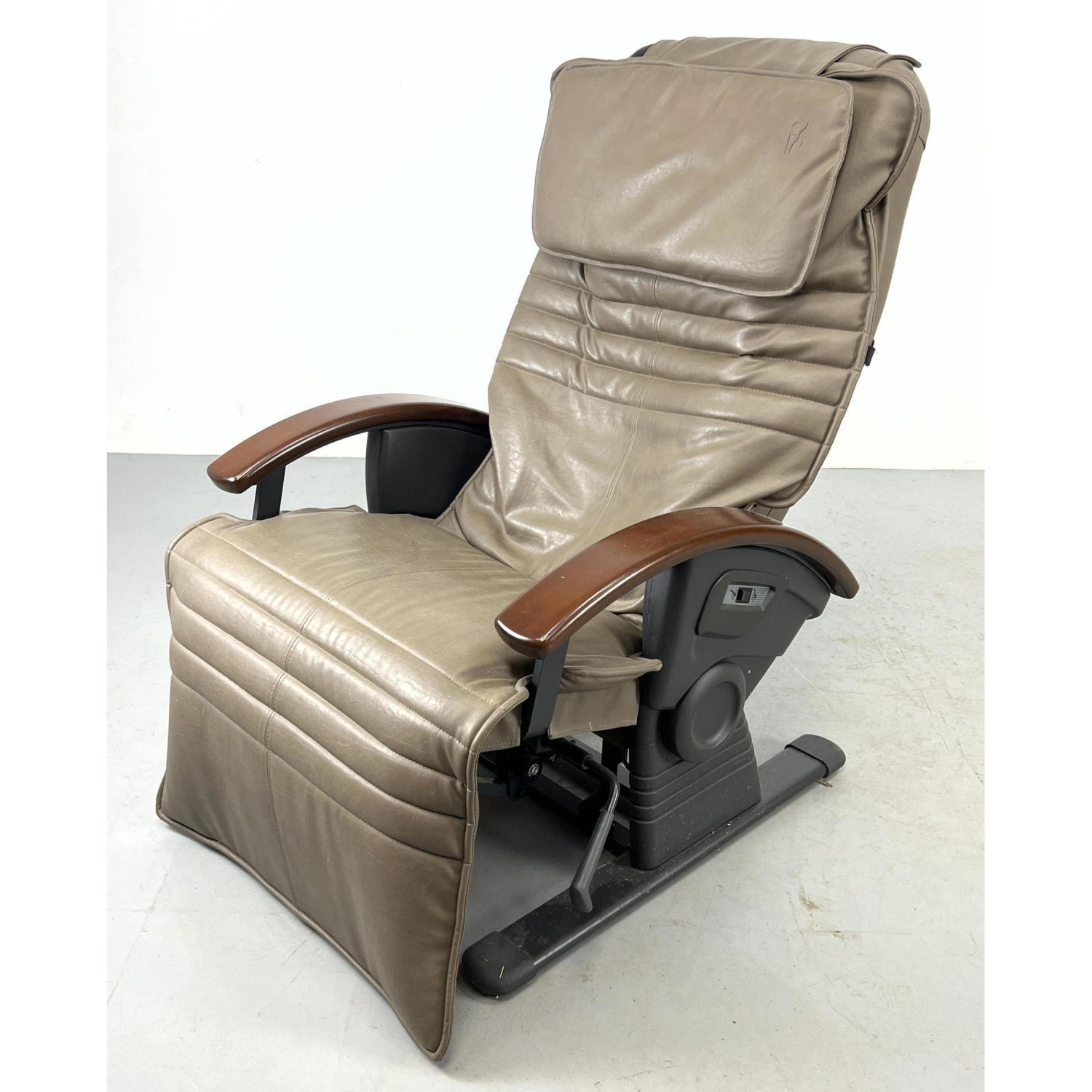 INTERACTIVE HEALTH Leather Recliner