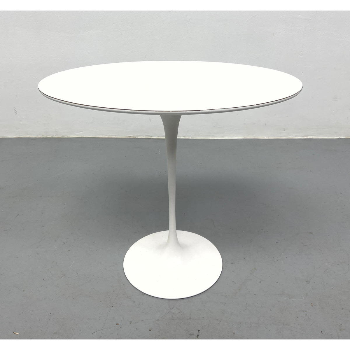 Knoll Oval Eero SAARINEN Side table.