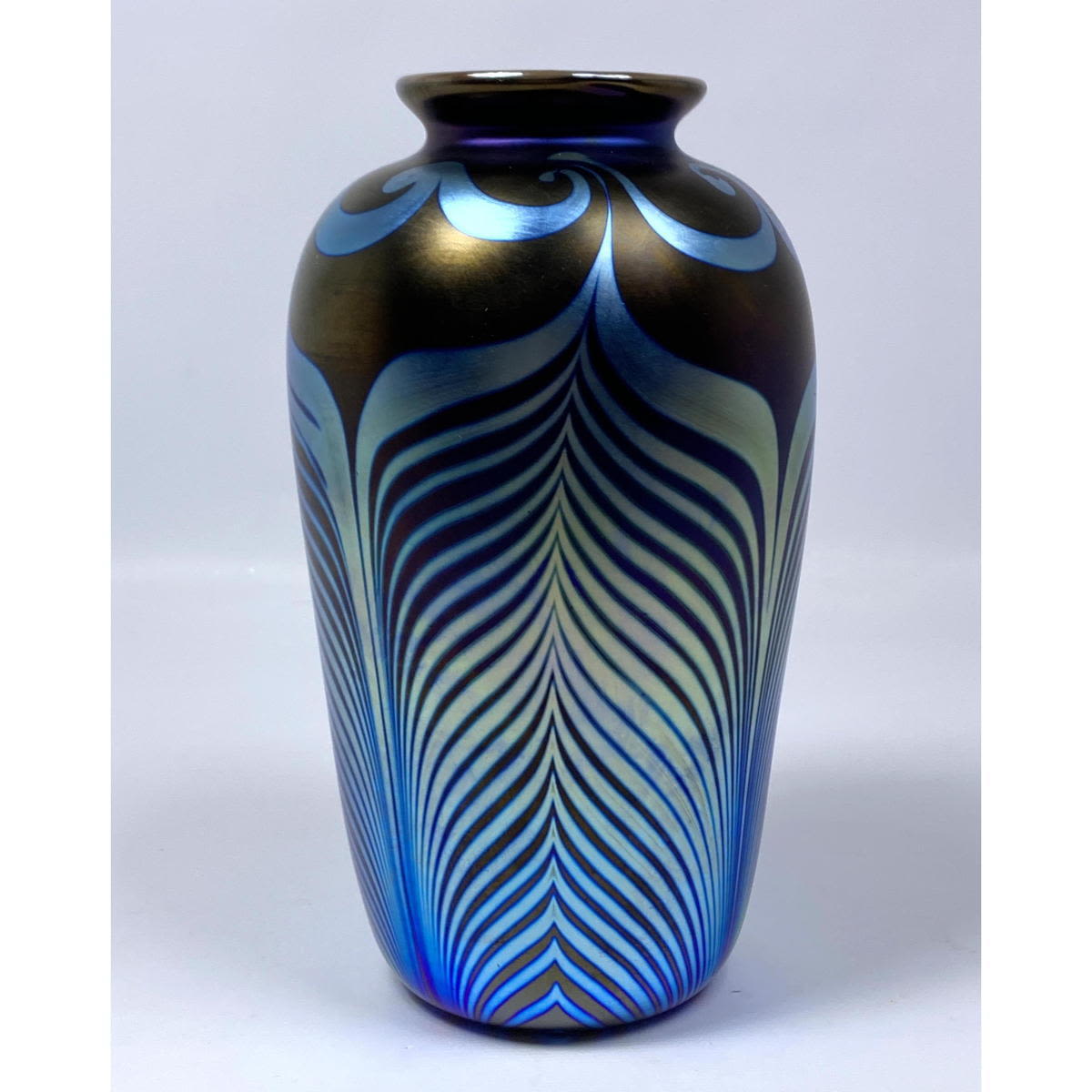 CARLSON Art Glass Vase. Pulled