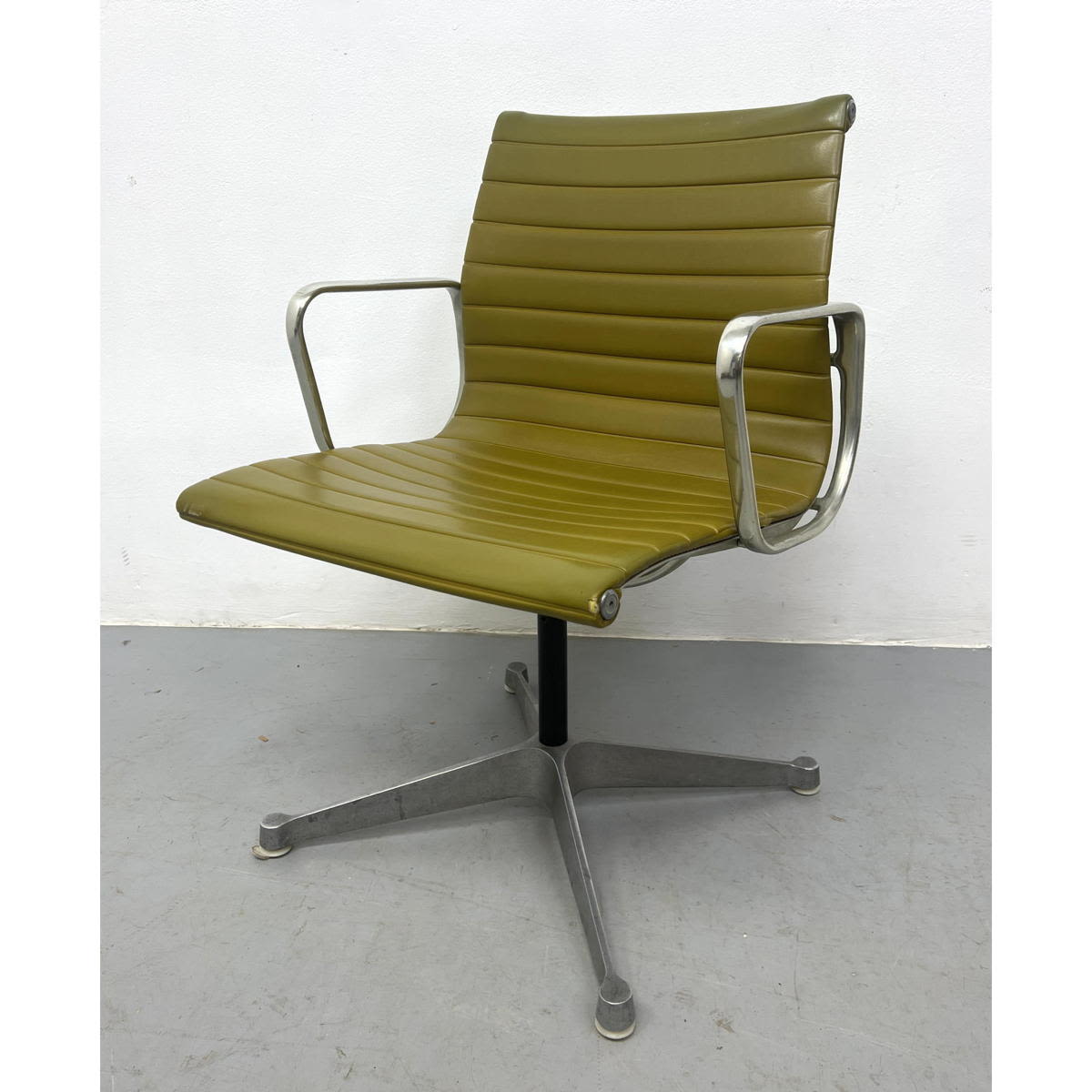 Charles Eames Herman Miller Aluminum 2ff888