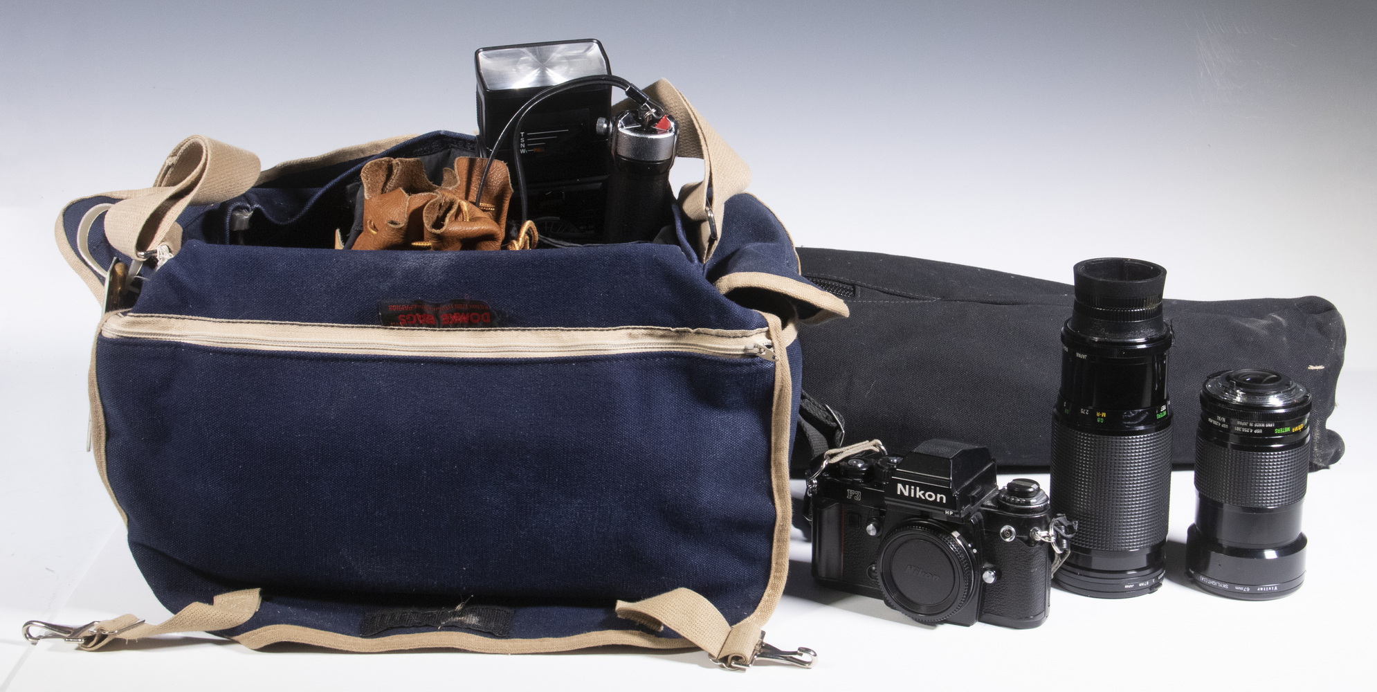 35 MM NIKON CAMERA KIT IN SHOULDER BAG,