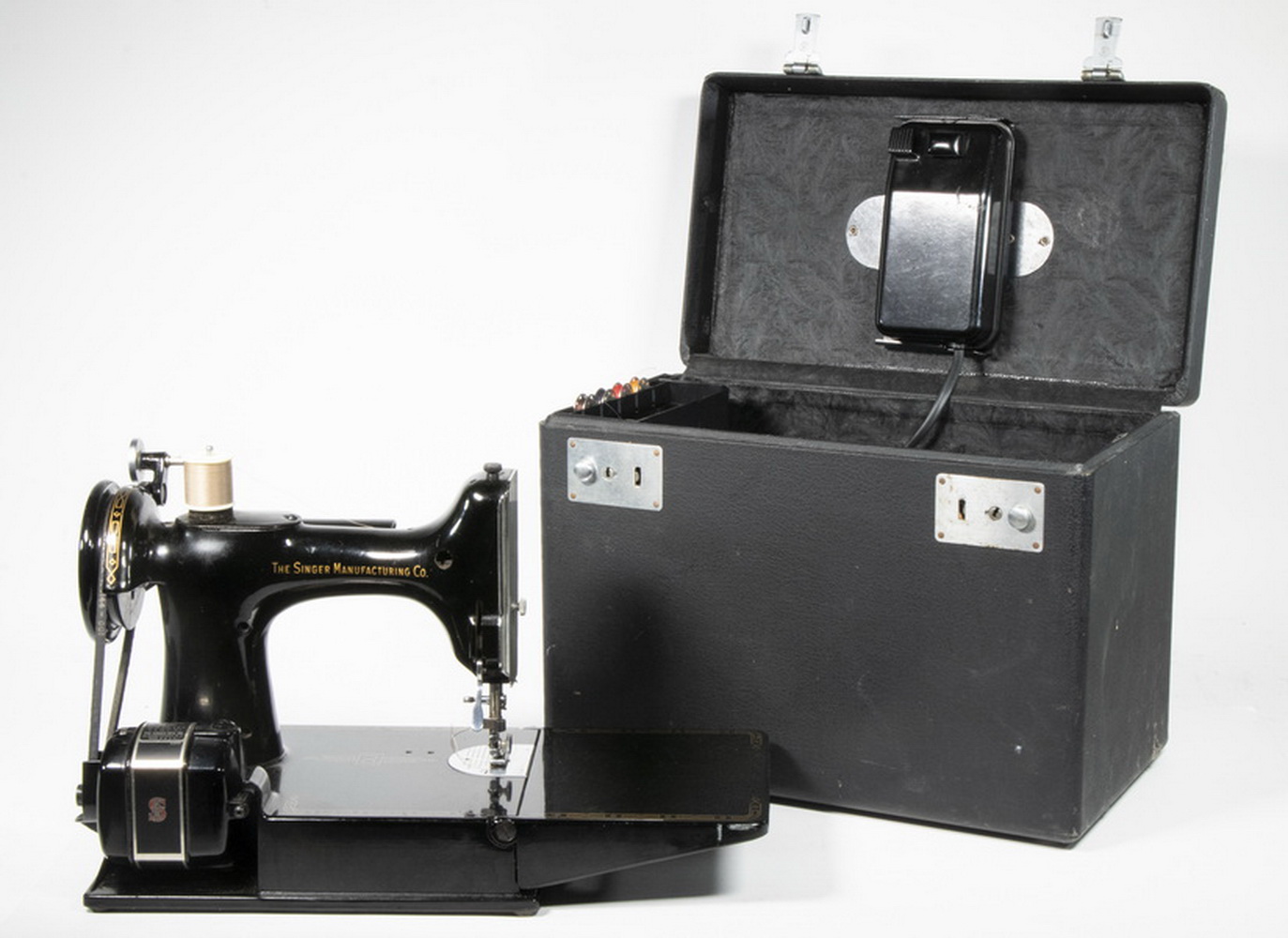 SINGER CASED FEATHERWEIGHT SEWING