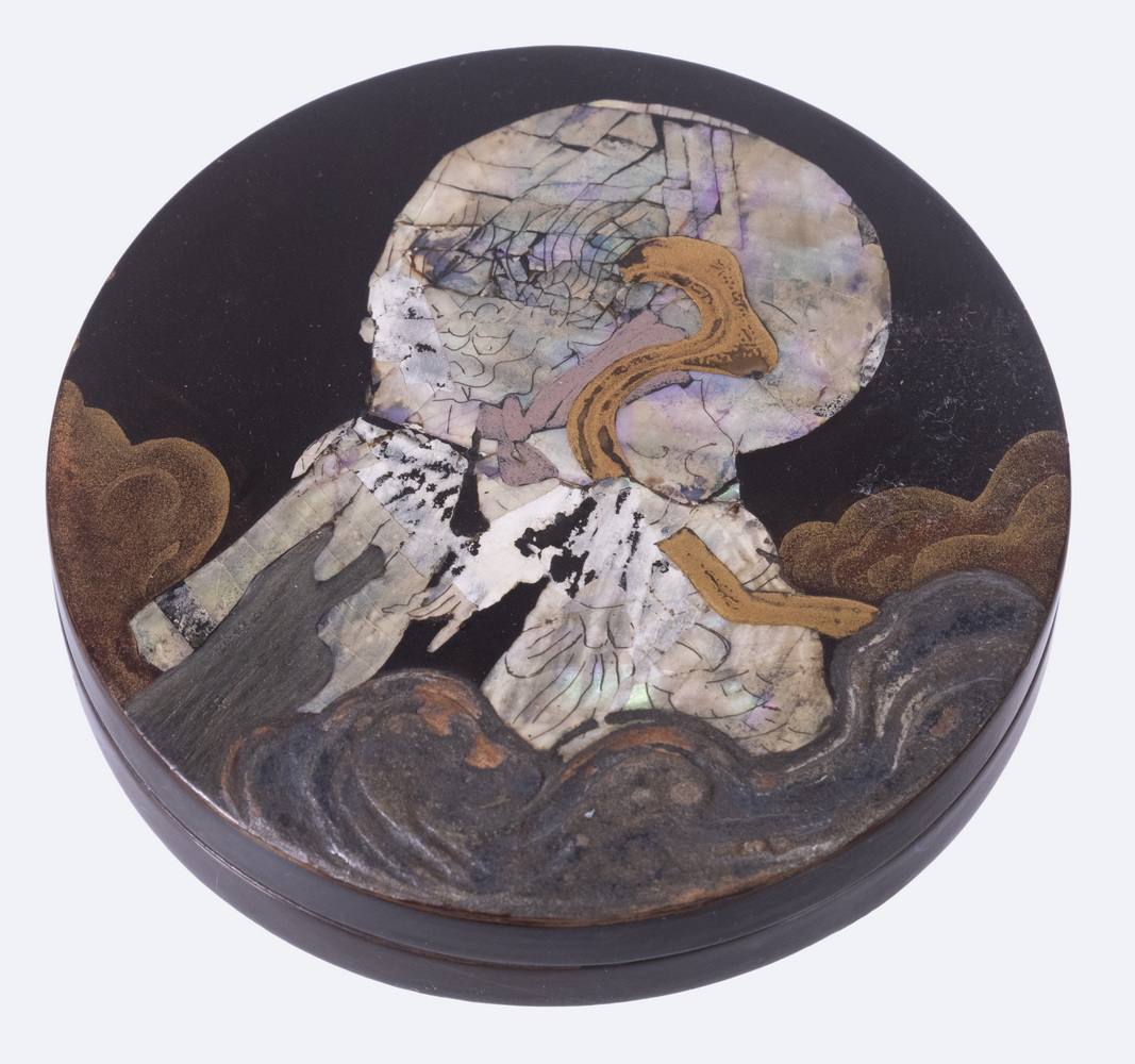 ROUND JAPANESE SNUFF BOX WITH MOP 30218b