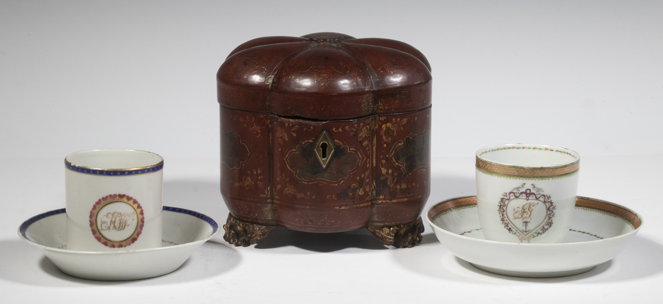 CHINESE EXPORT TEA CADDY WITH ARMORIAL