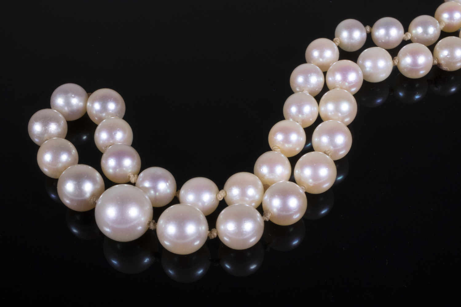 GRADUATED STRAND OF SALTWATER PEARLS 3024a8