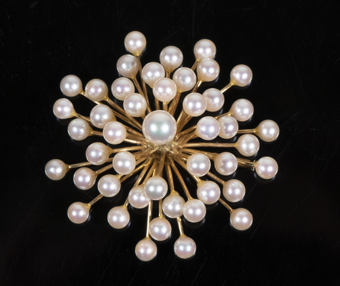 GOLD & PEARL BROOCH BY CHOW TAI