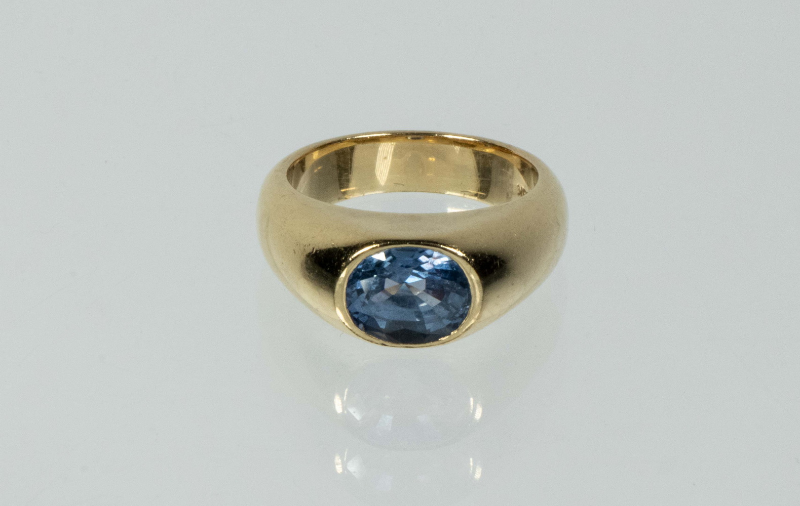 LADIES 18K GOLD AND SAPPHIRE RING 3024d9