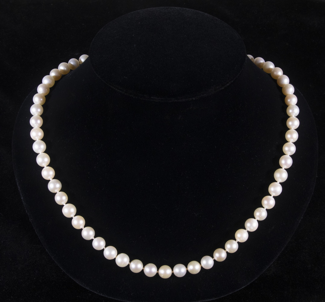 SALTWATER PEARL NECKLACE 29 long 3024e3