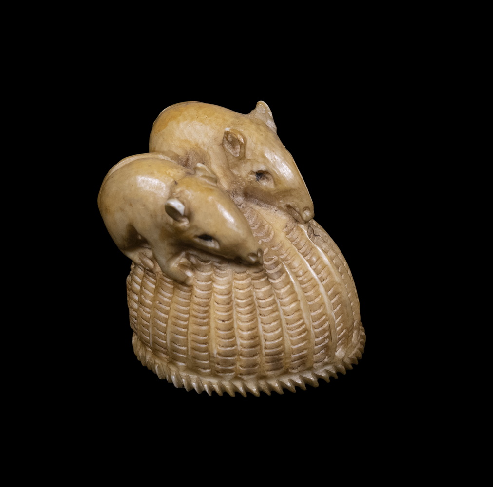 19TH C. IVORY NETSUKE Two Rats on top