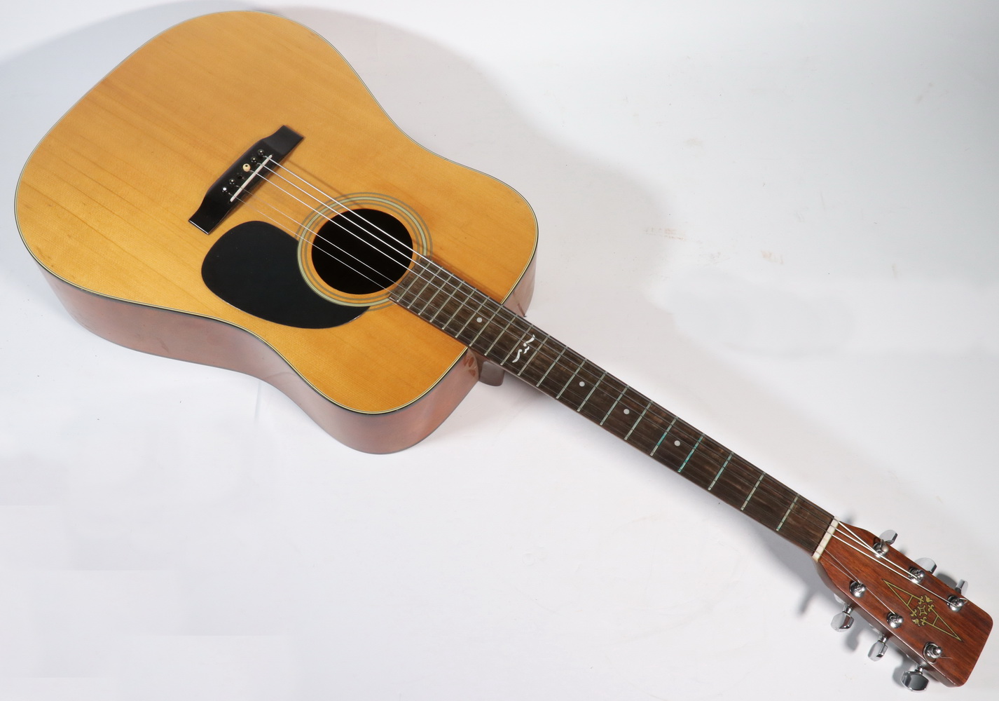 ALVAREZ ACOUSTIC GUITAR MODEL 5220  3026d4