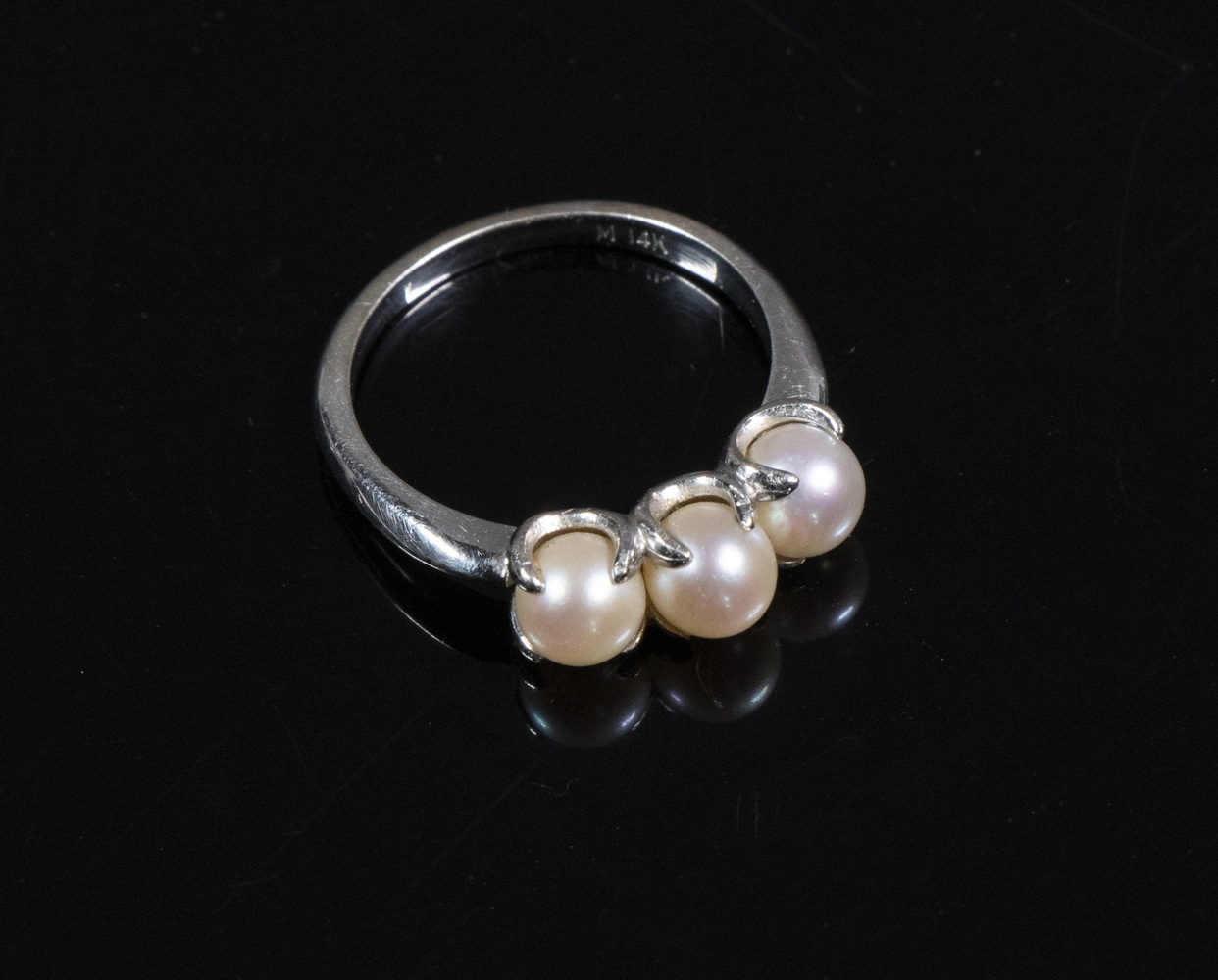 LADY'S PEARL RING 14K White Gold