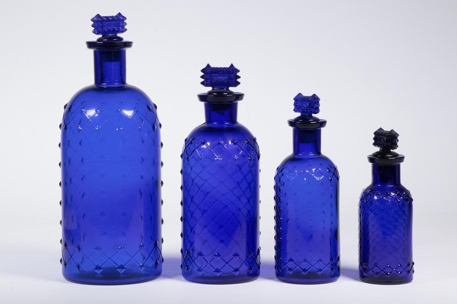 GRADUATED SET OF LATTICE POISON BOTTLES