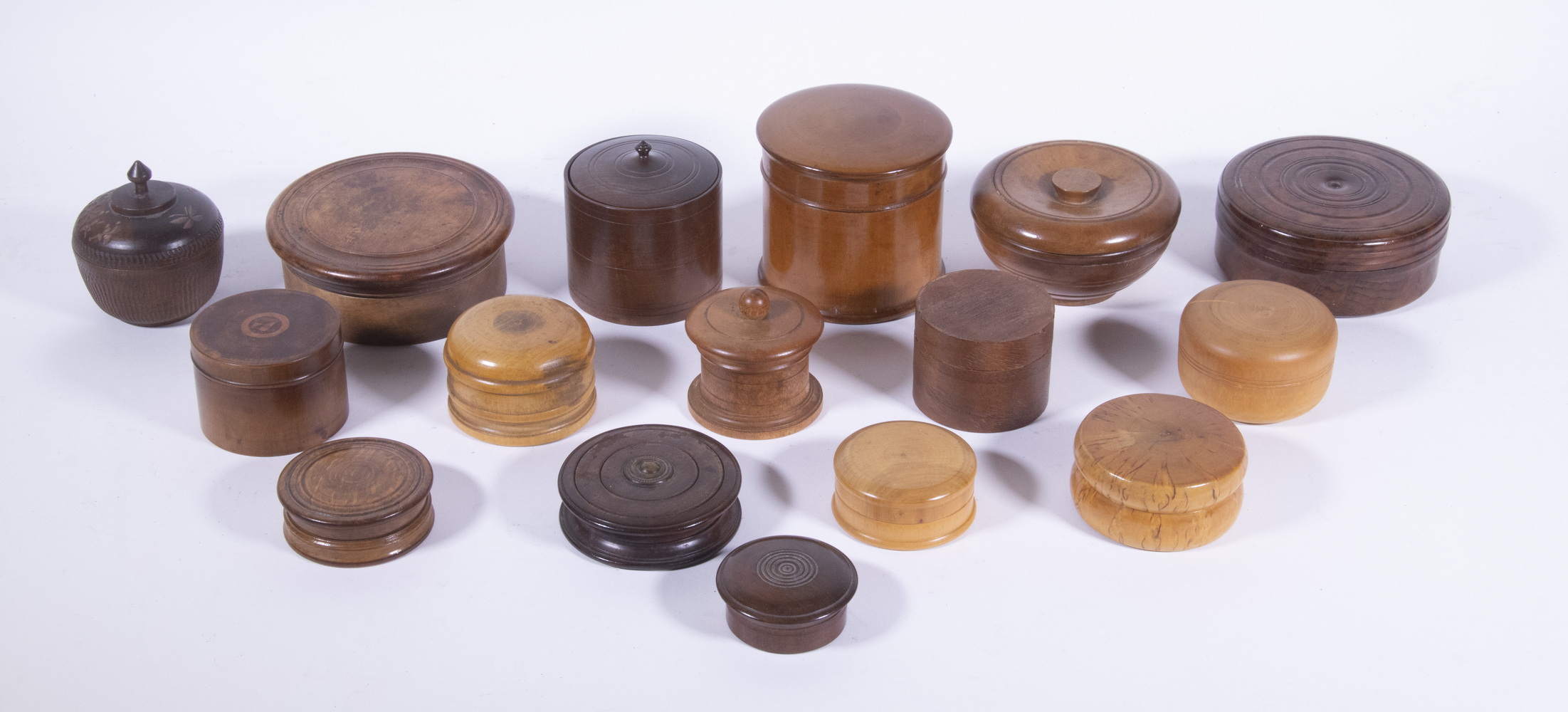 TREEN LIDDED BOXES Collection of 3027ee