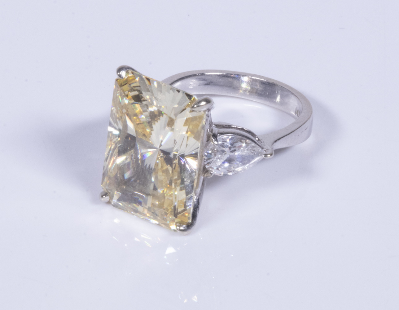 LADY'S WHITE GOLD RING WITH YELLOW