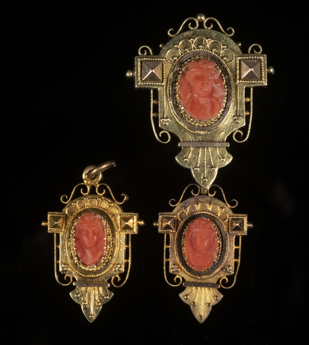 VICTORIAN GOLD CORAL BROOCH  302c81