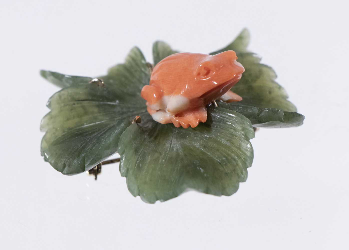 CARVED JADE CORAL BROOCH 14K 302ce6