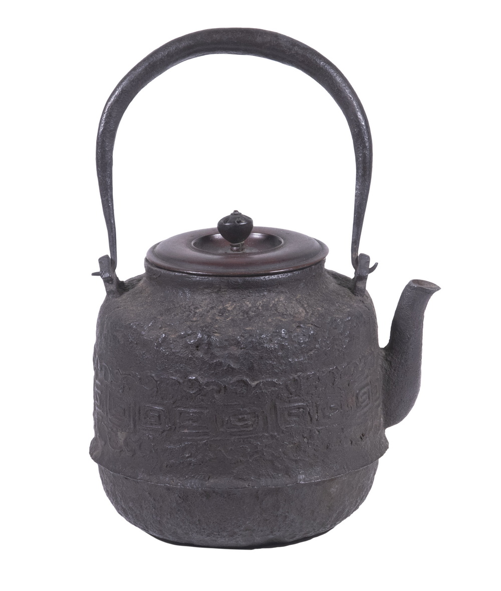 JAPANESE IRON TEAPOT Meiji Period 302ded