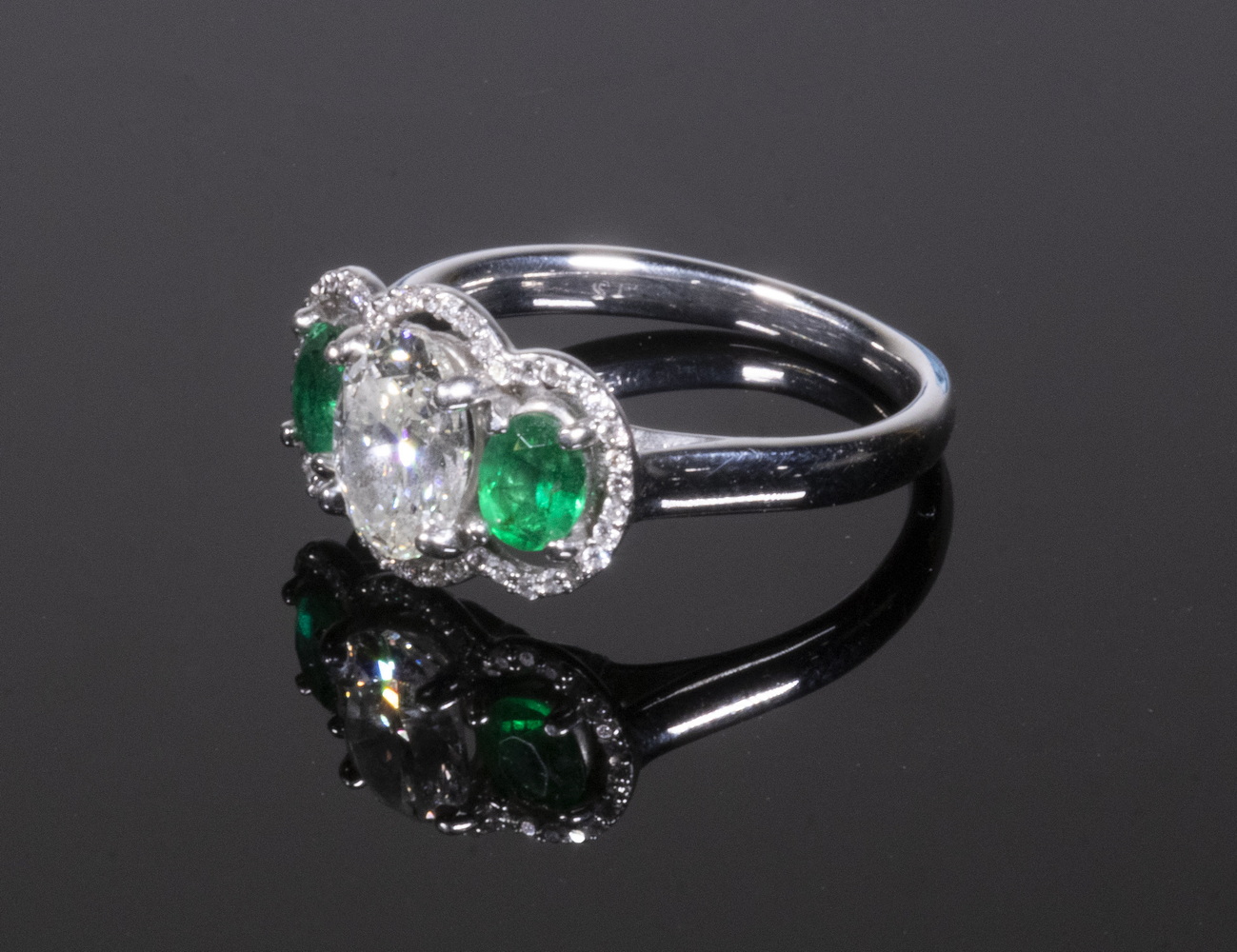 LADY'S DIAMOND & EMERALD RING Handmade