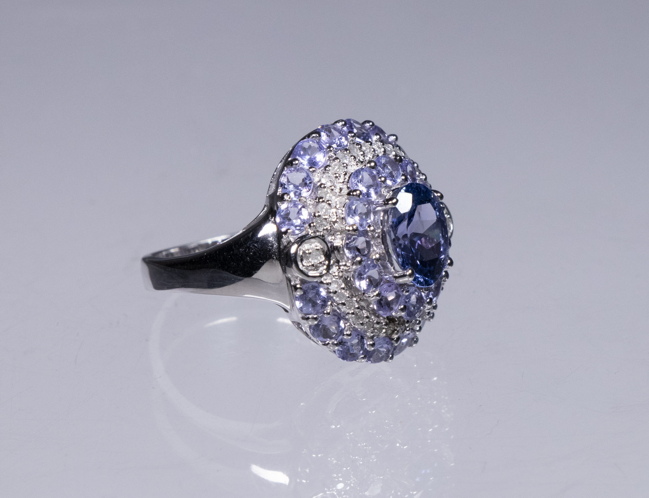 LADY'S TANZANITE & DIAMOND RING