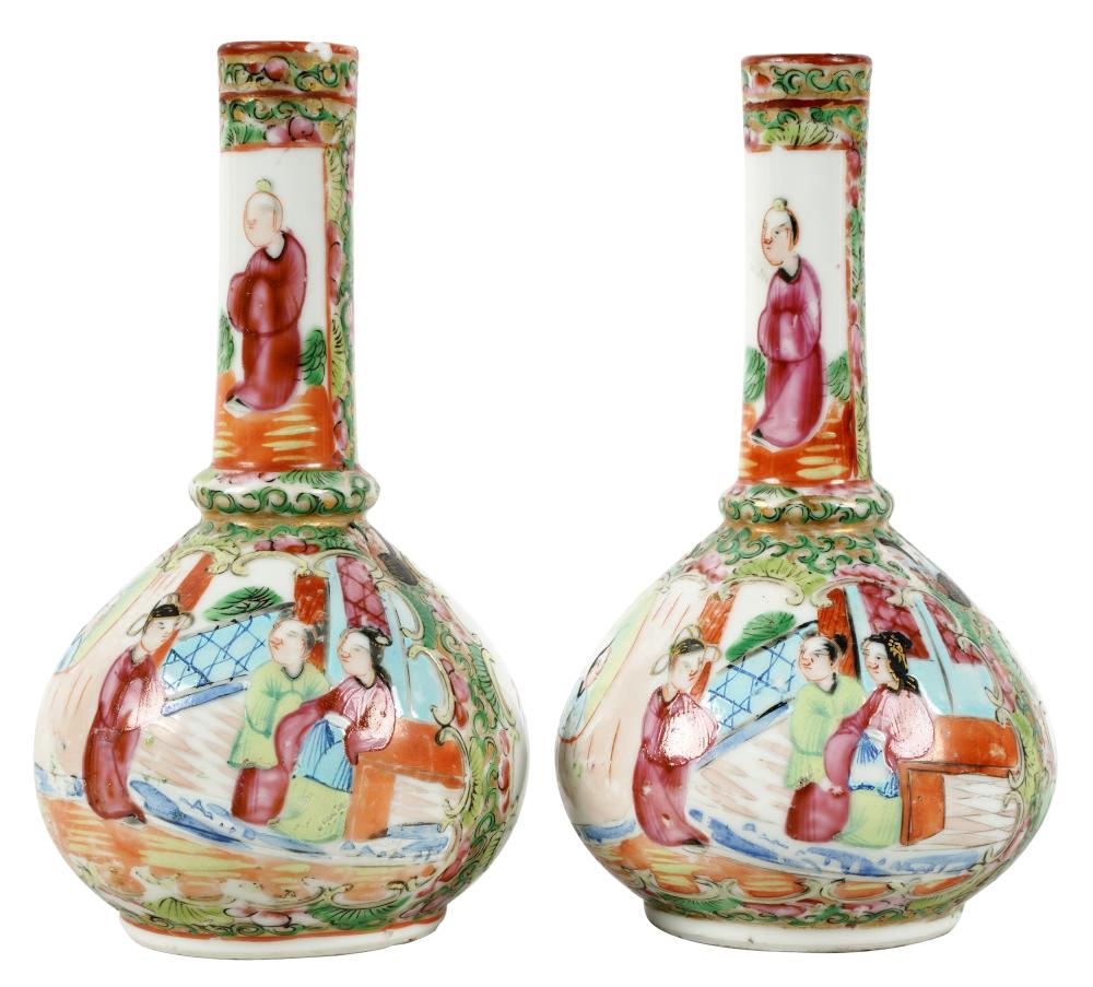 PAIR OF CHINESE PORCELAIN VASESPair 3034e6