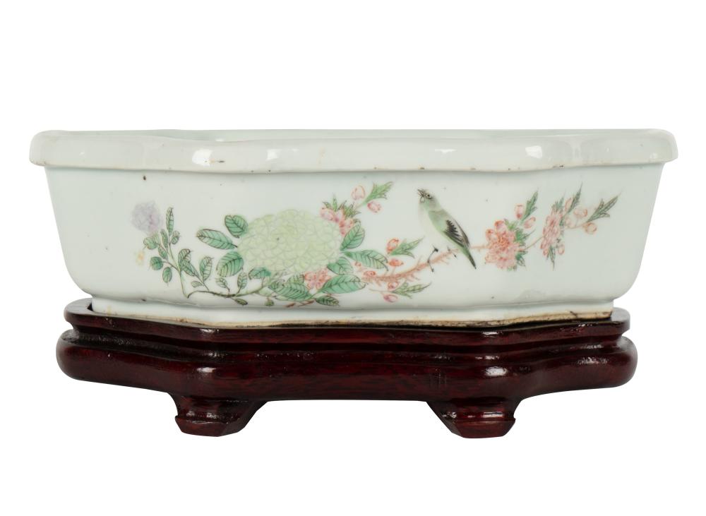CHINESE PORCELAIN BASIN WITH WOOD