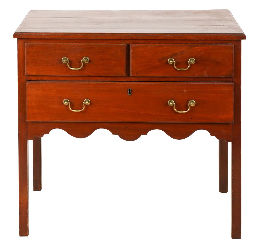 GEORGIAN STYLE MAHOGANY LOWBOYhaving 30124c