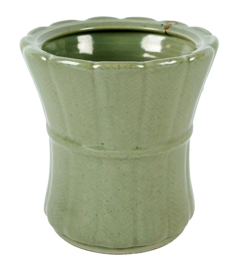 ASIAN CELADON PORCELAIN VASEunsigned 301277