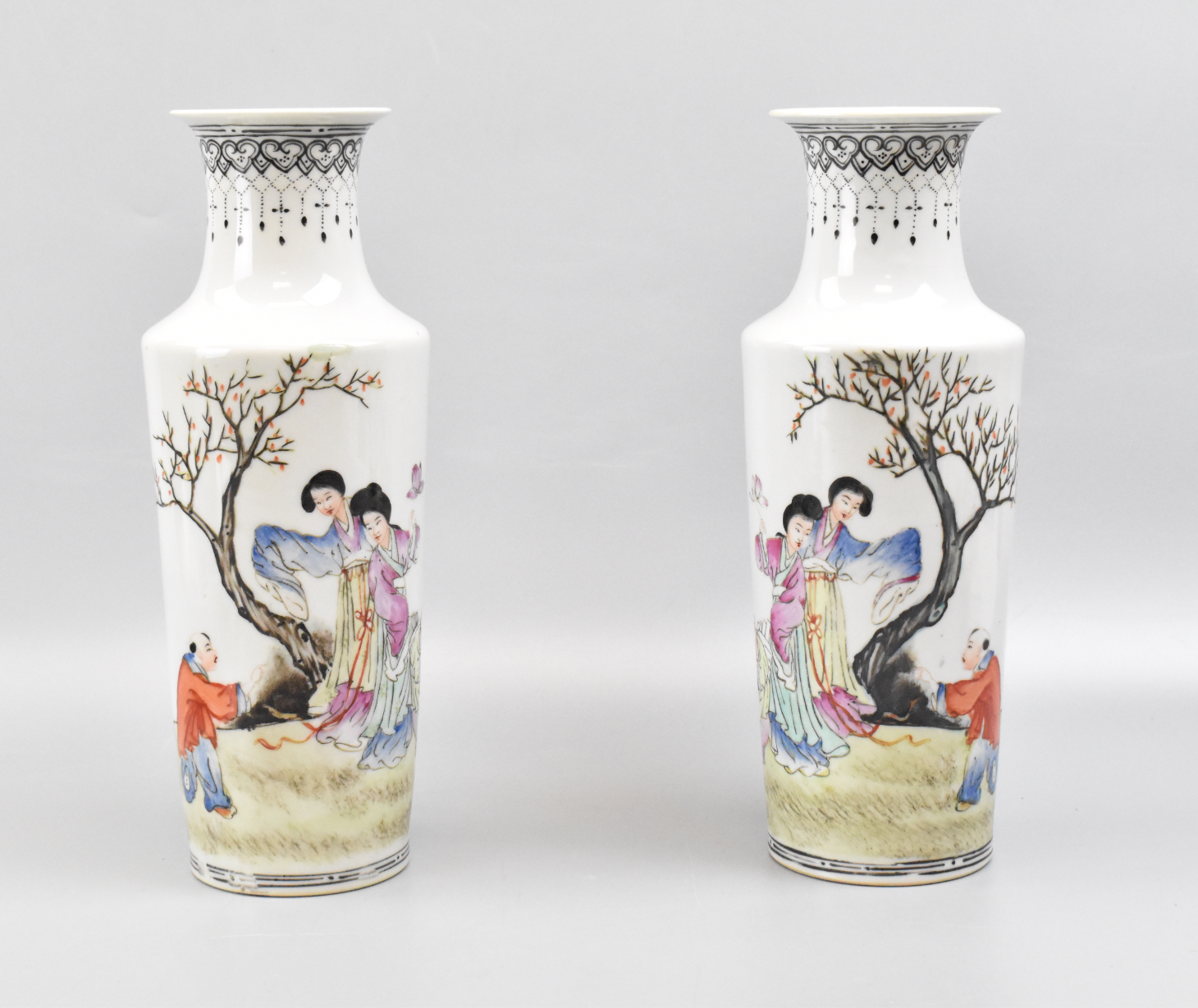 PAIR OF CHINESE FAMILLE ROSE ROULEAU 301562