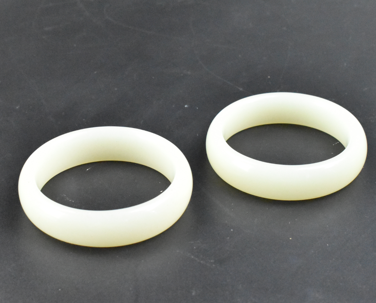 PAIR OF CHINESE JADE CARVED BANGLES 30159f