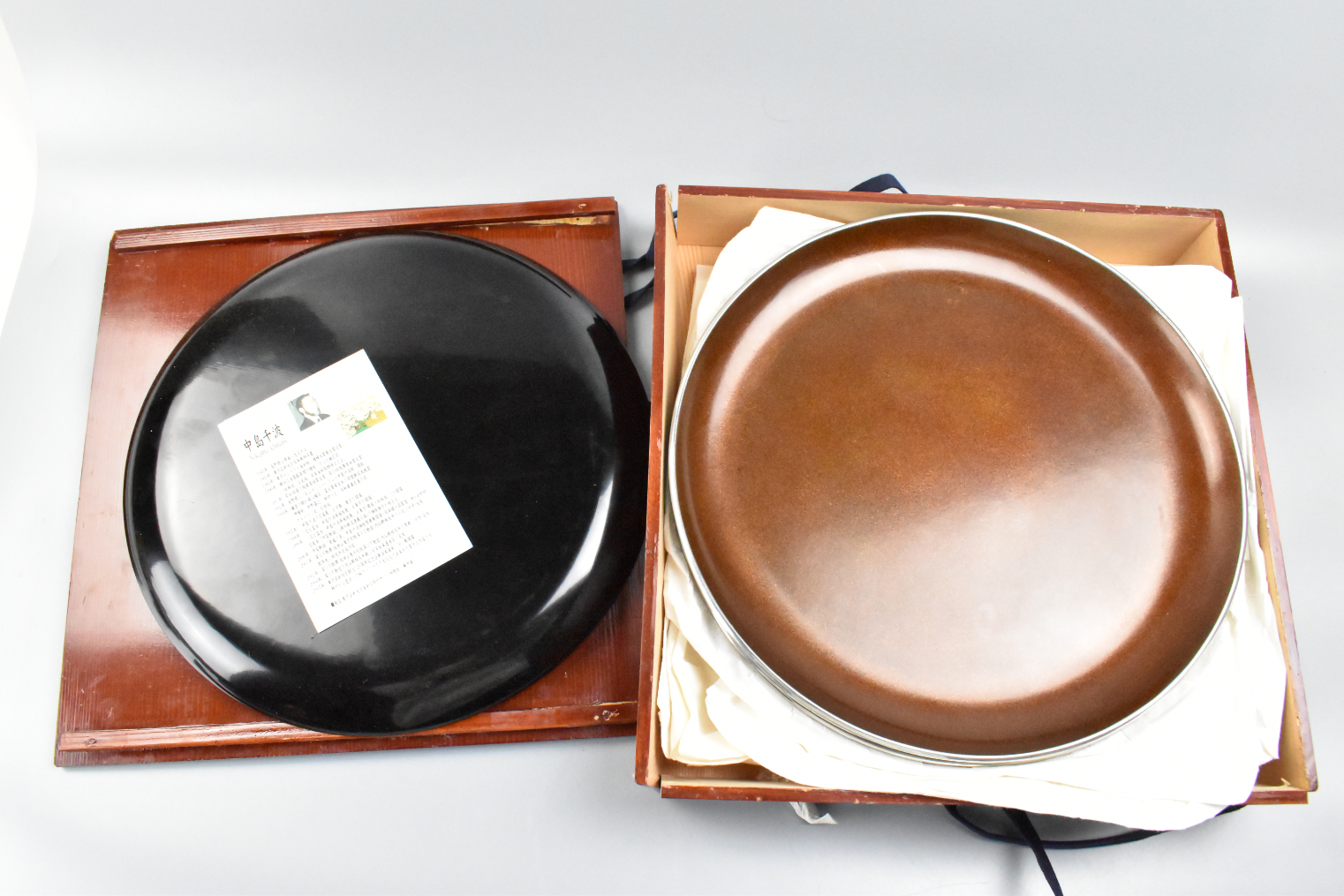 BOX OF JAPANESE LACQUERED DISHES 301602