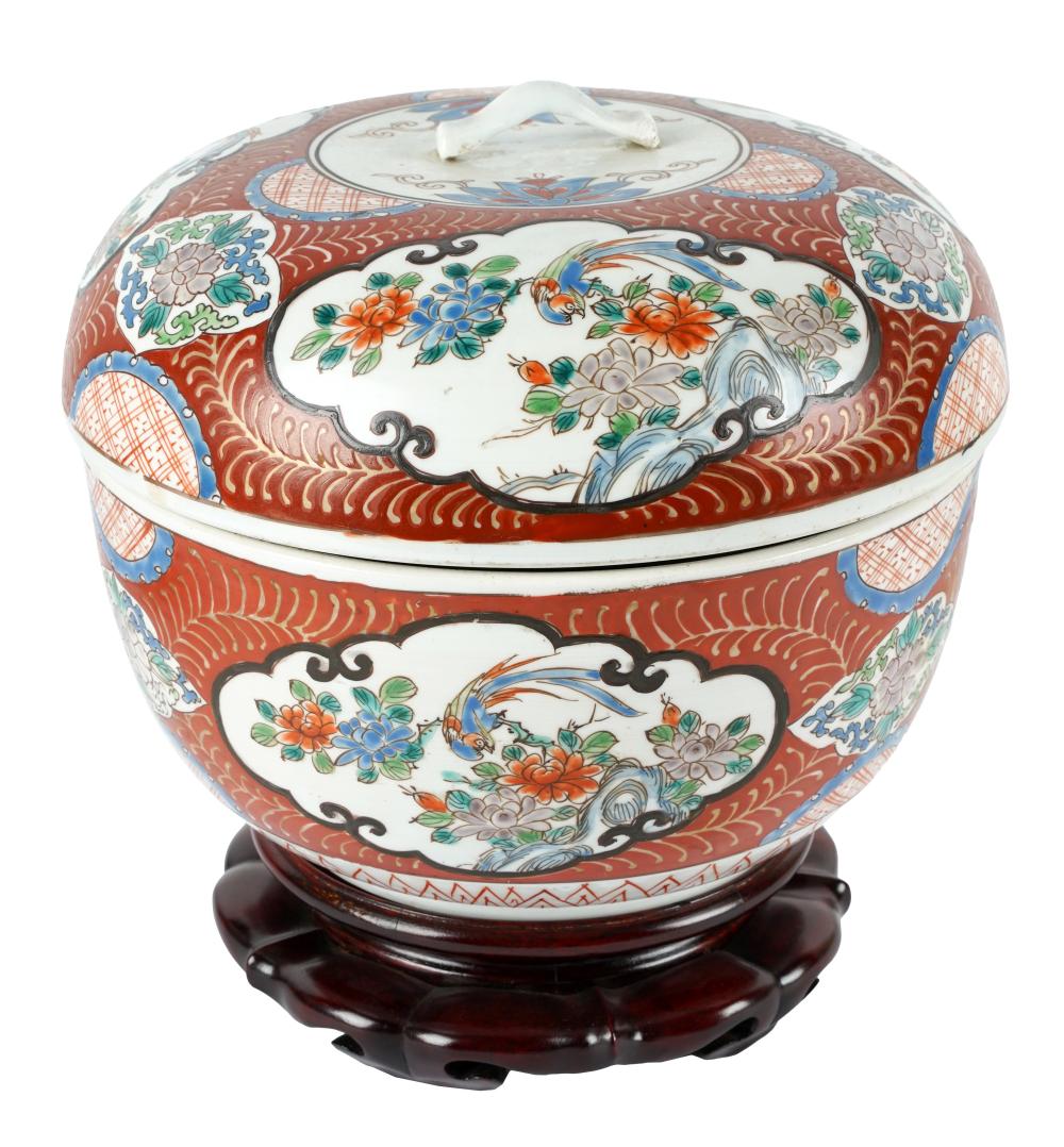 CHINESE PORCELAIN COVERED JARQing
