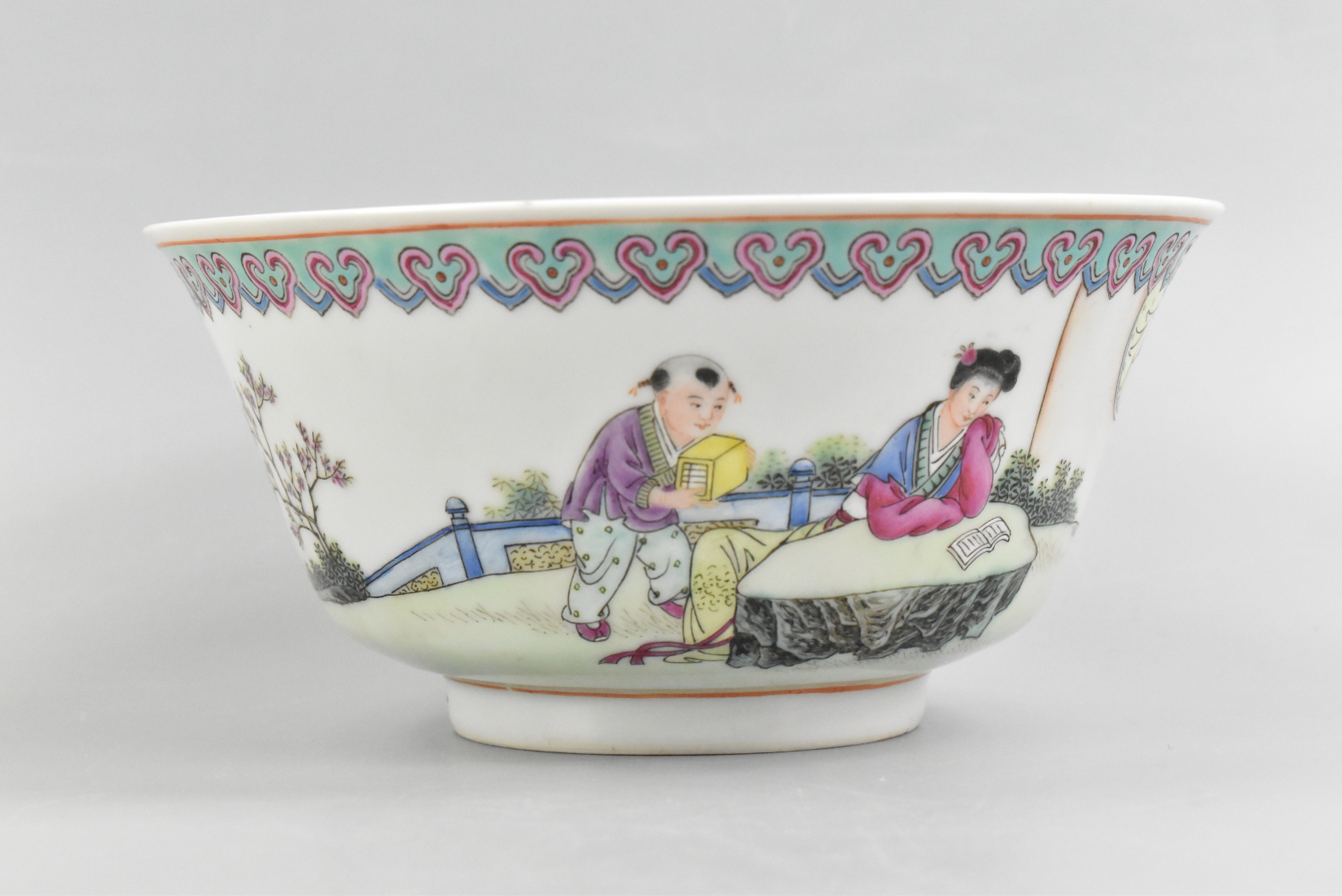 LARGE CHINESE FAMILLE ROSE BOWL,