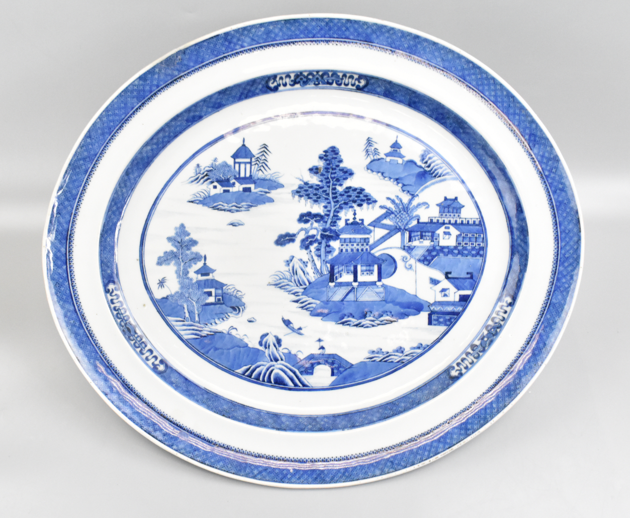 LARGE BLUE & WHITE EXPORT PLATE, 19TH
