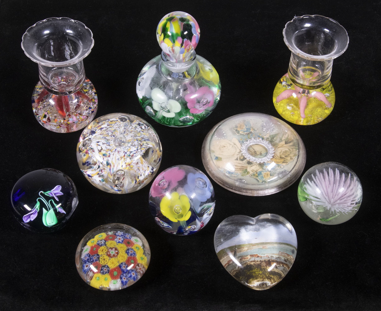 ART GLASS PAPERWEIGHT COLLECTION 302005