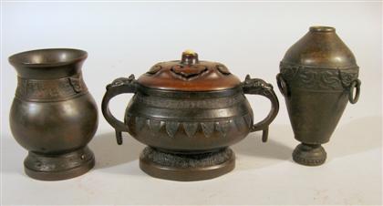 Three Chinese bronze table items 4d42f