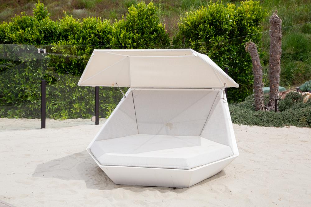 COVERED OUTDOOR LOUNGE DAYBEDCovered 305200