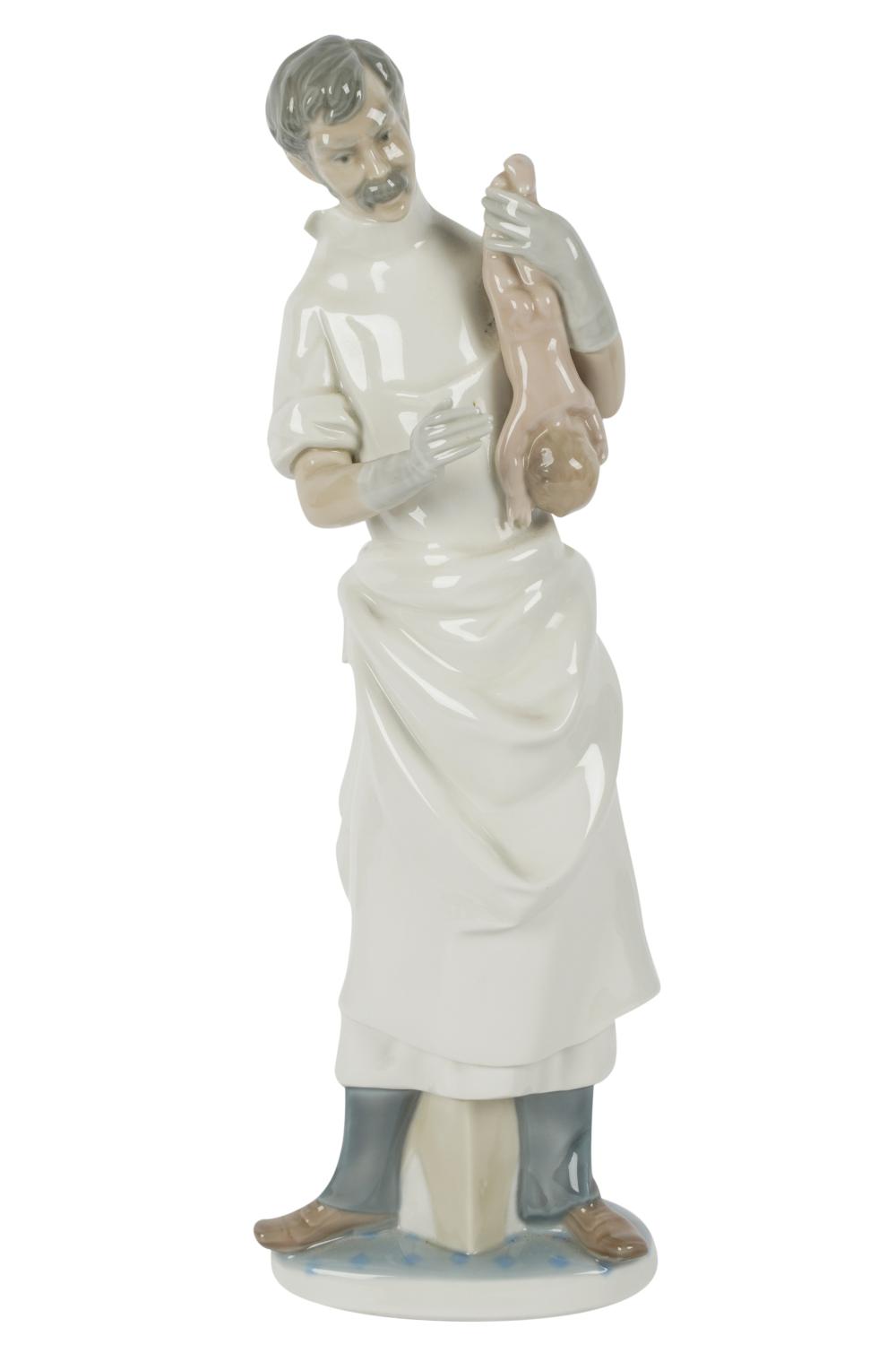 LLADRO PORCELAIN FIGURE OF A PHYSICIAN